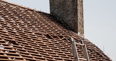 Dachsanierung: Wann lohnt sich eine Kompletterneuerung?