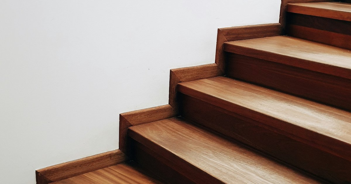Treppensanierung im Altbau: Holz, Stein oder Belag erneuern?
