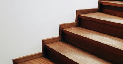 Treppensanierung im Altbau: Holz, Stein oder Belag erneuern?