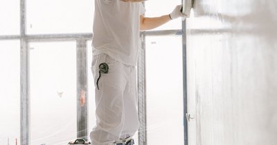 Innenputz richtig auftragen: Techniken und Materialwahl